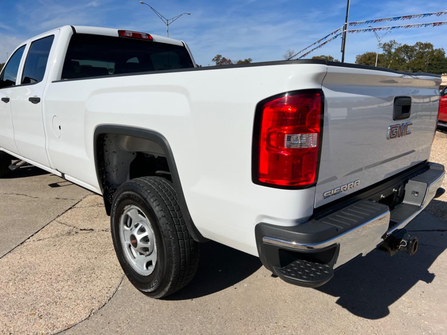 2017 White /Gray GMC Sierra 2500HD (1GT11REG3HF) with an 6.0L V8 Gas engine, 6-Speed Automatic transmission, located at 4520 Airline Hwy, Baton Rouge, LA, 70805, (225) 357-1497, 30.509325, -91.145432 - 2017 GMC Sierra 2500HD Crew Cab 6.0 V8 Gas, 8Ft Bed, 193K Miles, Power Windows, Locks & Mirrors, Cold A/C, Tow Pkg. NO IN HOUSE FINANCING. FOR INFO PLEASE CONTACT JEFF AT 225 357-1497 CHECK OUT OUR A+ RATING WITH THE BETTER BUSINESS BUREAU WE HAVE BEEN A FAMILY OWNED AND OPERATED BUSINESS AT THE S - Photo#7